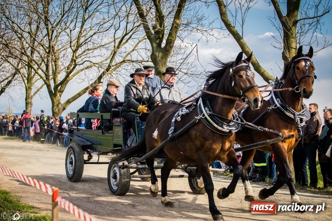 Zdjęcie w galerii na portalu naszraciborz.pl: Wielkanocna procesja konna w Raciborzu-Sudole - początek i wyścigi na Topolowej wiadomości z regionu