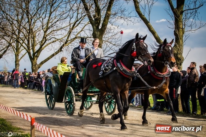 Zdjęcie w galerii na portalu naszraciborz.pl: Wielkanocna procesja konna w Raciborzu-Sudole - początek i wyścigi na Topolowej wiadomości z regionu