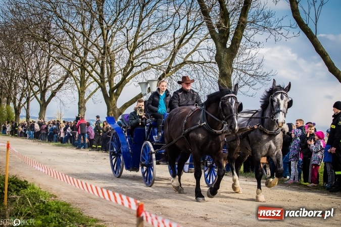 Zdjęcie w galerii na portalu naszraciborz.pl: Wielkanocna procesja konna w Raciborzu-Sudole - początek i wyścigi na Topolowej wiadomości z regionu