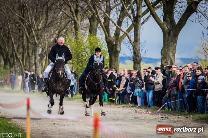 Zdjęcie w galerii na portalu naszraciborz.pl: Wielkanocna procesja konna w Raciborzu-Sudole - początek i wyścigi na Topolowej wiadomości z regionu