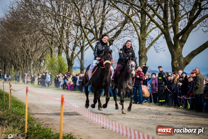 Zdjęcie w galerii na portalu naszraciborz.pl: Wielkanocna procesja konna w Raciborzu-Sudole - początek i wyścigi na Topolowej wiadomości z regionu