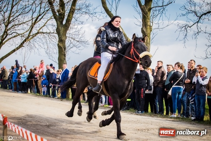 Zdjęcie w galerii na portalu naszraciborz.pl: Wielkanocna procesja konna w Raciborzu-Sudole - początek i wyścigi na Topolowej wiadomości z regionu