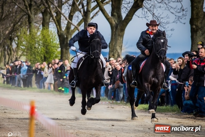 Zdjęcie w galerii na portalu naszraciborz.pl: Wielkanocna procesja konna w Raciborzu-Sudole - początek i wyścigi na Topolowej wiadomości z regionu