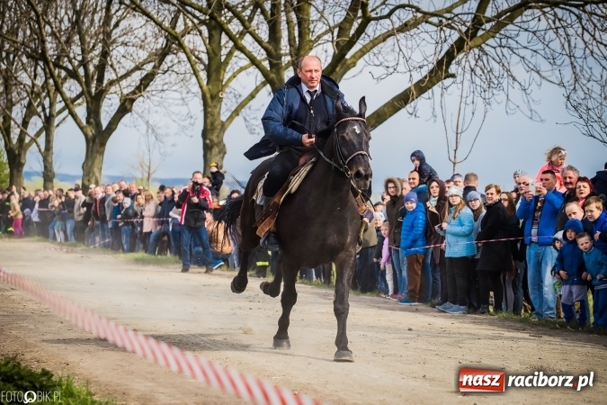 Zdjęcie w galerii na portalu naszraciborz.pl: Wielkanocna procesja konna w Raciborzu-Sudole - początek i wyścigi na Topolowej wiadomości z regionu