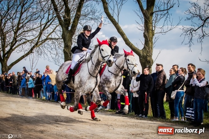 Zdjęcie w galerii na portalu naszraciborz.pl: Wielkanocna procesja konna w Raciborzu-Sudole - początek i wyścigi na Topolowej wiadomości z regionu