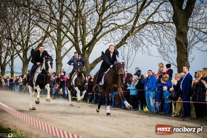 Zdjęcie w galerii na portalu naszraciborz.pl: Wielkanocna procesja konna w Raciborzu-Sudole - początek i wyścigi na Topolowej wiadomości z regionu