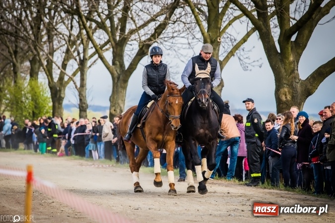 Zdjęcie w galerii na portalu naszraciborz.pl: Wielkanocna procesja konna w Raciborzu-Sudole - początek i wyścigi na Topolowej wiadomości z regionu