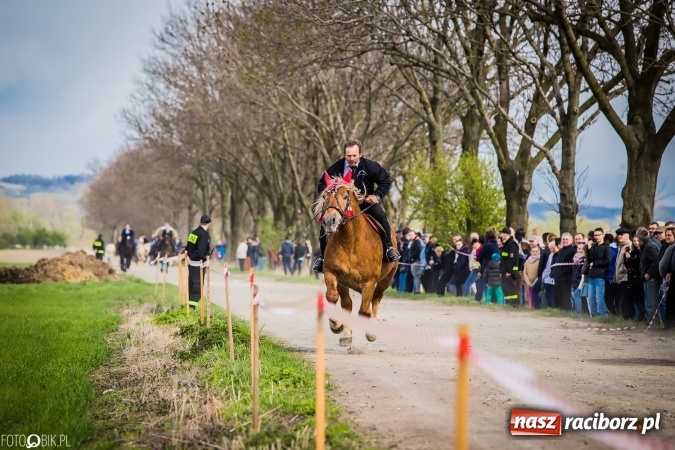 Zdjęcie w galerii na portalu naszraciborz.pl: Wielkanocna procesja konna w Raciborzu-Sudole - początek i wyścigi na Topolowej wiadomości z regionu