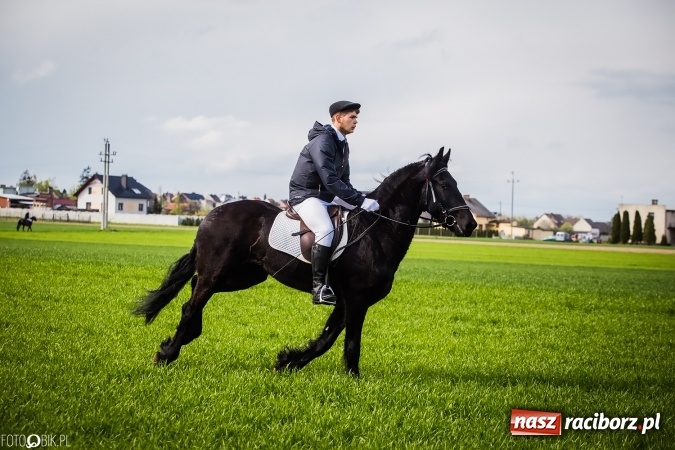 Zdjęcie w galerii na portalu naszraciborz.pl: Wielkanocna procesja konna w Raciborzu-Sudole - początek i wyścigi na Topolowej wiadomości z regionu