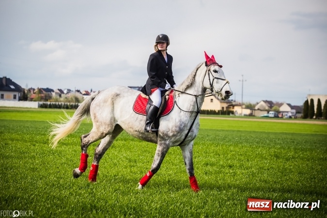 Zdjęcie w galerii na portalu naszraciborz.pl: Wielkanocna procesja konna w Raciborzu-Sudole - początek i wyścigi na Topolowej wiadomości z regionu