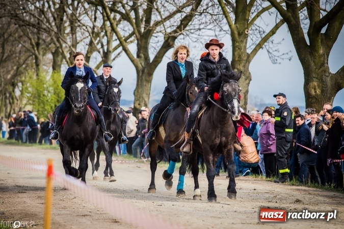 Zdjęcie w galerii na portalu naszraciborz.pl: Wielkanocna procesja konna w Raciborzu-Sudole - początek i wyścigi na Topolowej wiadomości z regionu