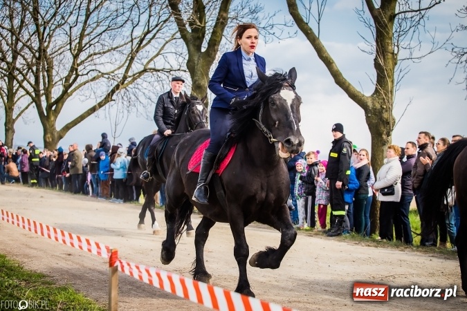Zdjęcie w galerii na portalu naszraciborz.pl: Wielkanocna procesja konna w Raciborzu-Sudole - początek i wyścigi na Topolowej wiadomości z regionu