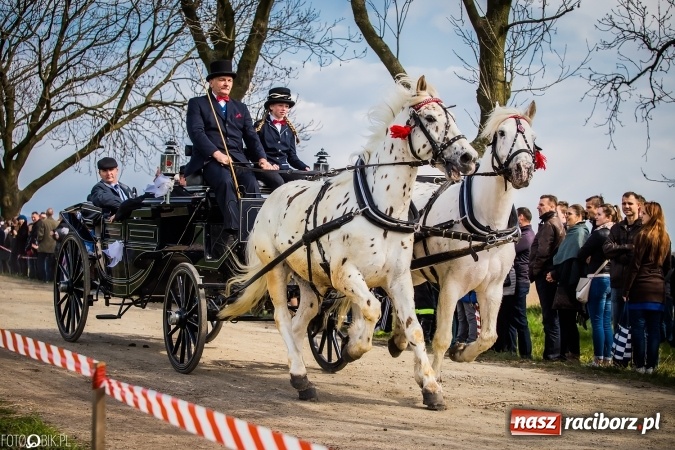 Zdjęcie w galerii na portalu naszraciborz.pl: Wielkanocna procesja konna w Raciborzu-Sudole - początek i wyścigi na Topolowej wiadomości z regionu