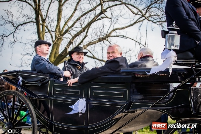 Zdjęcie w galerii na portalu naszraciborz.pl: Wielkanocna procesja konna w Raciborzu-Sudole - początek i wyścigi na Topolowej wiadomości z regionu