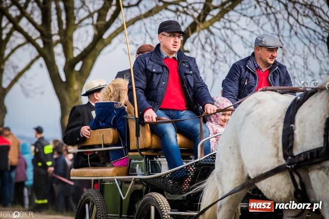 Zdjęcie w galerii na portalu naszraciborz.pl: Wielkanocna procesja konna w Raciborzu-Sudole - początek i wyścigi na Topolowej wiadomości z regionu