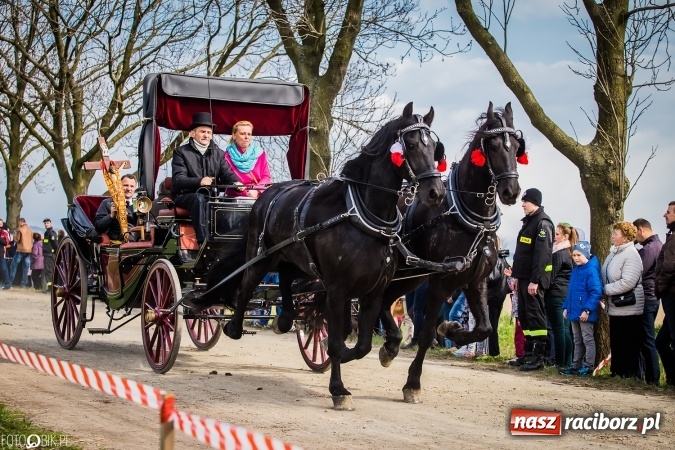 Zdjęcie w galerii na portalu naszraciborz.pl: Wielkanocna procesja konna w Raciborzu-Sudole - początek i wyścigi na Topolowej wiadomości z regionu