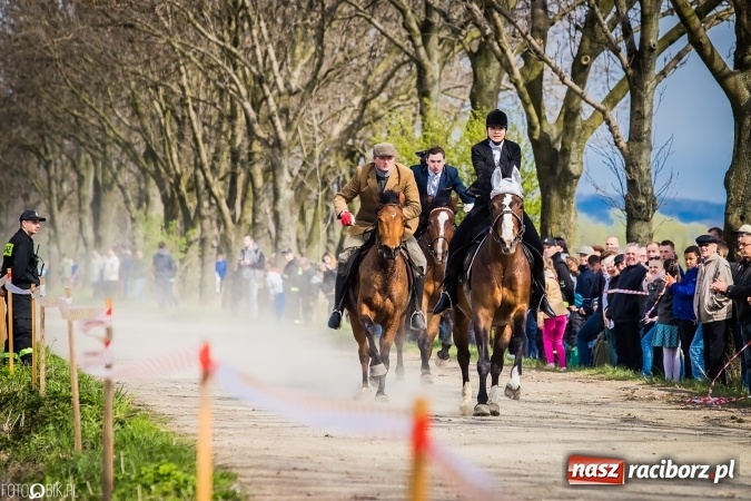 Zdjęcie w galerii na portalu naszraciborz.pl: Wielkanocna procesja konna w Raciborzu-Sudole - początek i wyścigi na Topolowej wiadomości z regionu