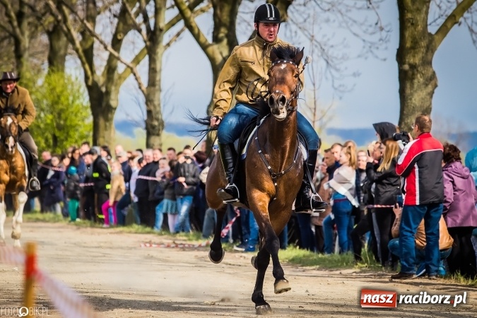 Zdjęcie w galerii na portalu naszraciborz.pl: Wielkanocna procesja konna w Raciborzu-Sudole - początek i wyścigi na Topolowej wiadomości z regionu