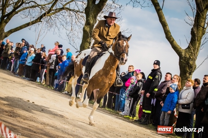 Zdjęcie w galerii na portalu naszraciborz.pl: Wielkanocna procesja konna w Raciborzu-Sudole - początek i wyścigi na Topolowej wiadomości z regionu