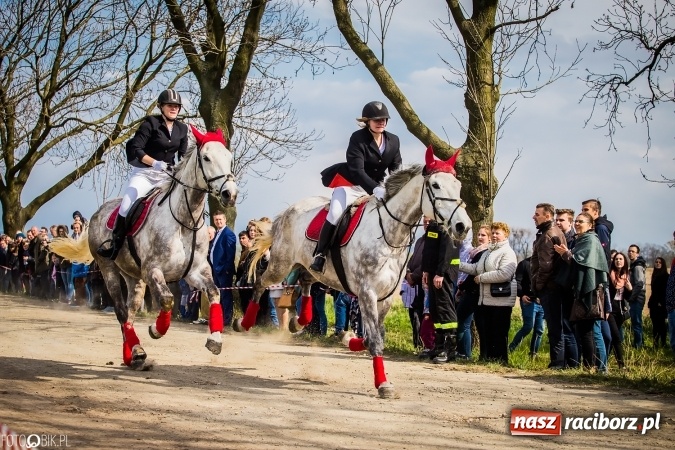 Zdjęcie w galerii na portalu naszraciborz.pl: Wielkanocna procesja konna w Raciborzu-Sudole - początek i wyścigi na Topolowej wiadomości z regionu