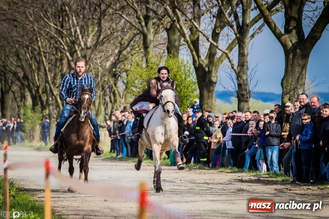 Zdjęcie w galerii na portalu naszraciborz.pl: Wielkanocna procesja konna w Raciborzu-Sudole - początek i wyścigi na Topolowej wiadomości z regionu