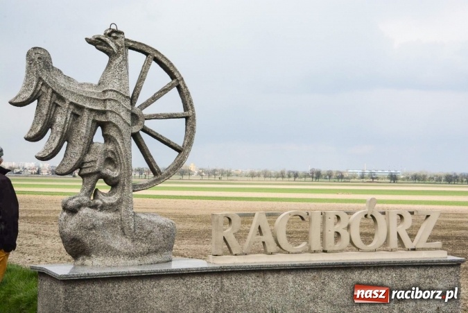 Zdjęcie w galerii na portalu naszraciborz.pl: Ponad setka koni na wielkanocnej procesji w Raciborzu-Sudole wiadomości z regionu
