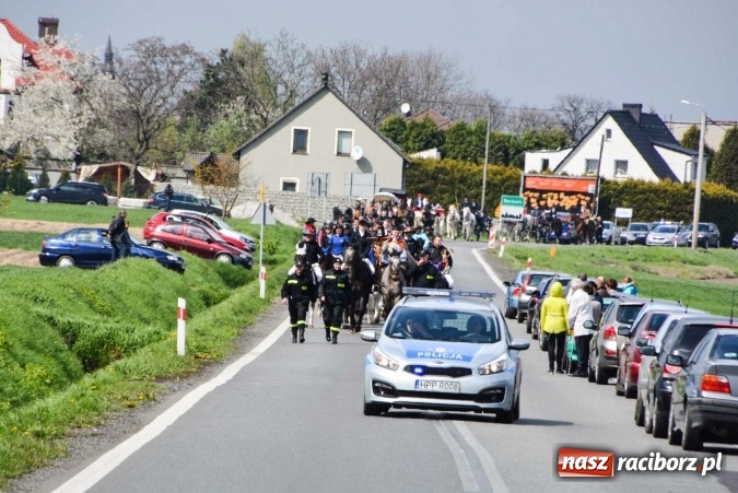 Zdjęcie w galerii na portalu naszraciborz.pl: Ponad setka koni na wielkanocnej procesji w Raciborzu-Sudole wiadomości z regionu