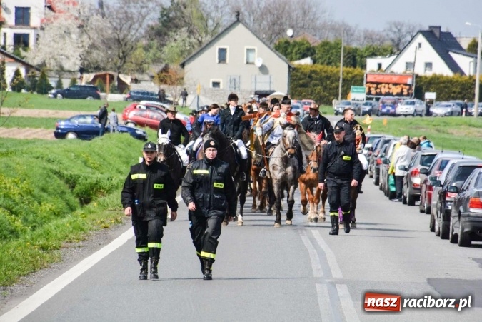 Zdjęcie w galerii na portalu naszraciborz.pl: Ponad setka koni na wielkanocnej procesji w Raciborzu-Sudole wiadomości z regionu