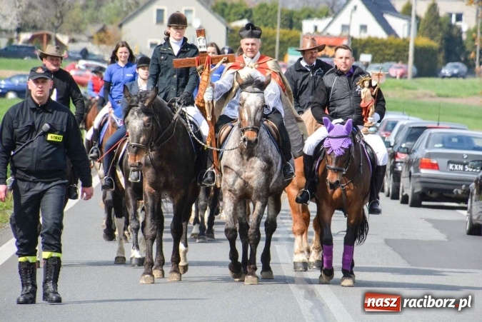 Zdjęcie w galerii na portalu naszraciborz.pl: Ponad setka koni na wielkanocnej procesji w Raciborzu-Sudole wiadomości z regionu