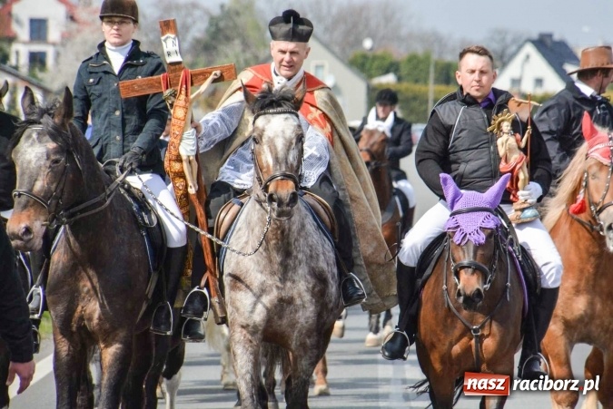 Zdjęcie w galerii na portalu naszraciborz.pl: Ponad setka koni na wielkanocnej procesji w Raciborzu-Sudole wiadomości z regionu