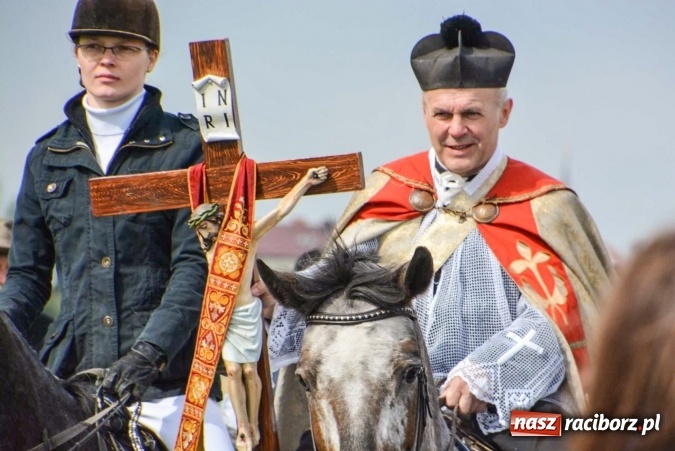 Zdjęcie w galerii na portalu naszraciborz.pl: Ponad setka koni na wielkanocnej procesji w Raciborzu-Sudole wiadomości z regionu