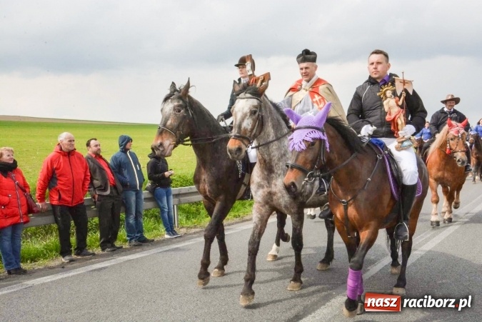Zdjęcie w galerii na portalu naszraciborz.pl: Ponad setka koni na wielkanocnej procesji w Raciborzu-Sudole wiadomości z regionu