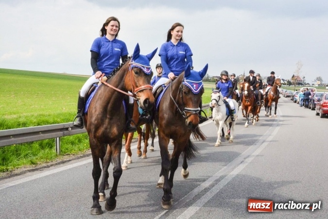 Zdjęcie w galerii na portalu naszraciborz.pl: Ponad setka koni na wielkanocnej procesji w Raciborzu-Sudole wiadomości z regionu
