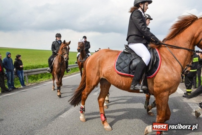 Zdjęcie w galerii na portalu naszraciborz.pl: Ponad setka koni na wielkanocnej procesji w Raciborzu-Sudole wiadomości z regionu