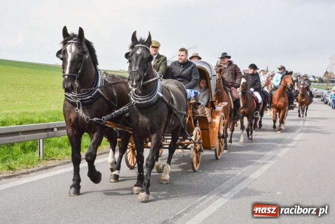 Zdjęcie w galerii na portalu naszraciborz.pl: Ponad setka koni na wielkanocnej procesji w Raciborzu-Sudole wiadomości z regionu