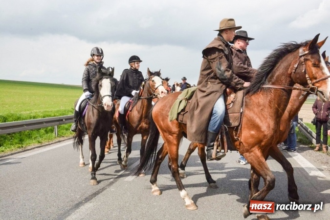 Zdjęcie w galerii na portalu naszraciborz.pl: Ponad setka koni na wielkanocnej procesji w Raciborzu-Sudole wiadomości z regionu