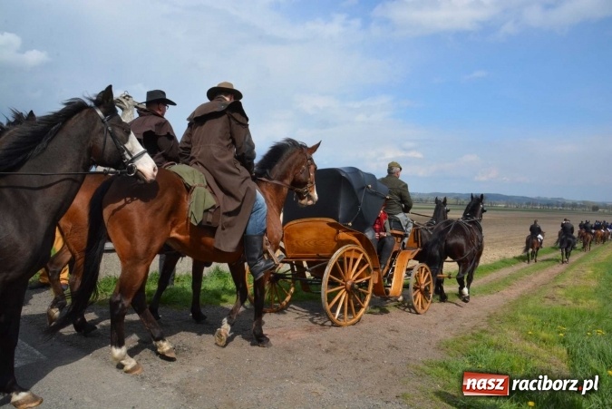 Zdjęcie w galerii na portalu naszraciborz.pl: Ponad setka koni na wielkanocnej procesji w Raciborzu-Sudole wiadomości z regionu