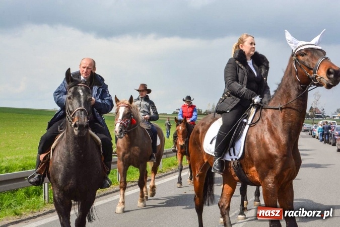 Zdjęcie w galerii na portalu naszraciborz.pl: Ponad setka koni na wielkanocnej procesji w Raciborzu-Sudole wiadomości z regionu
