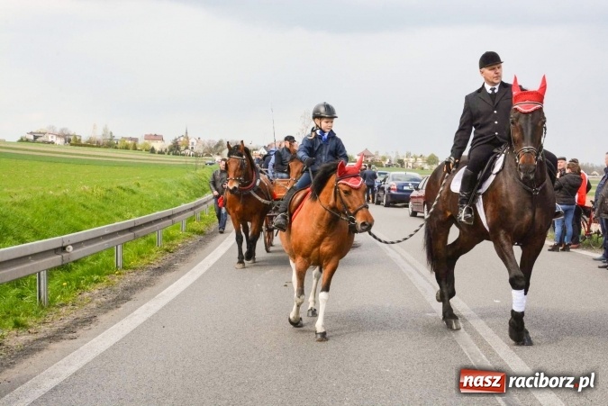 Zdjęcie w galerii na portalu naszraciborz.pl: Ponad setka koni na wielkanocnej procesji w Raciborzu-Sudole wiadomości z regionu