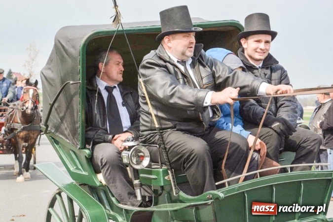 Zdjęcie w galerii na portalu naszraciborz.pl: Ponad setka koni na wielkanocnej procesji w Raciborzu-Sudole wiadomości z regionu