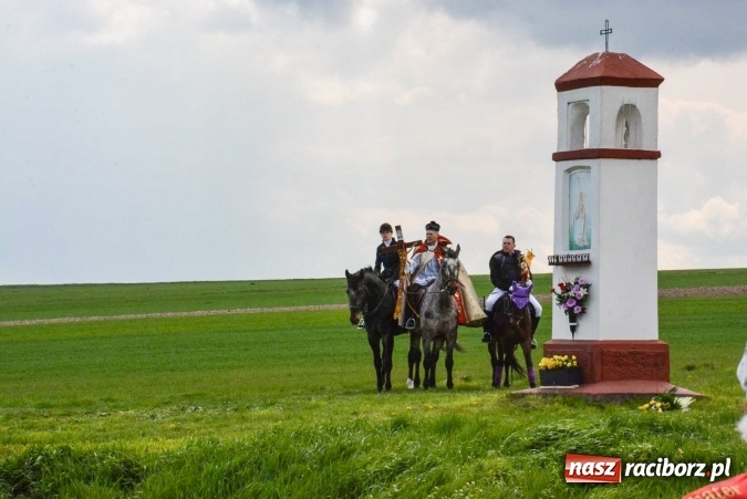 Zdjęcie w galerii na portalu naszraciborz.pl: Ponad setka koni na wielkanocnej procesji w Raciborzu-Sudole wiadomości z regionu