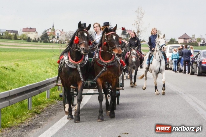 Zdjęcie w galerii na portalu naszraciborz.pl: Ponad setka koni na wielkanocnej procesji w Raciborzu-Sudole wiadomości z regionu