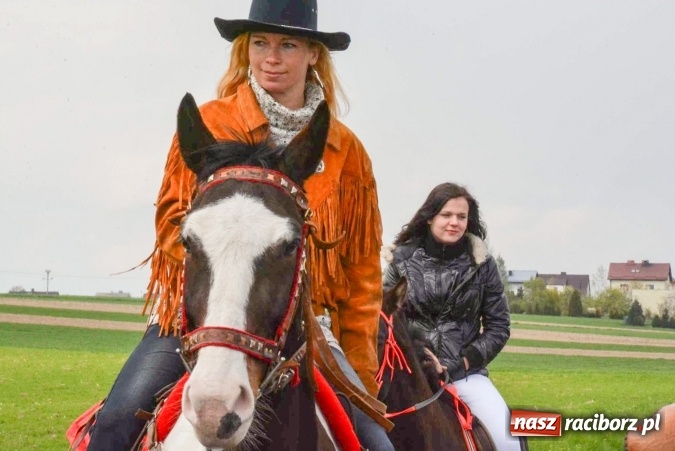 Zdjęcie w galerii na portalu naszraciborz.pl: Ponad setka koni na wielkanocnej procesji w Raciborzu-Sudole wiadomości z regionu