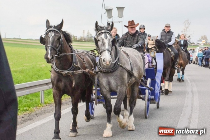 Zdjęcie w galerii na portalu naszraciborz.pl: Ponad setka koni na wielkanocnej procesji w Raciborzu-Sudole wiadomości z regionu