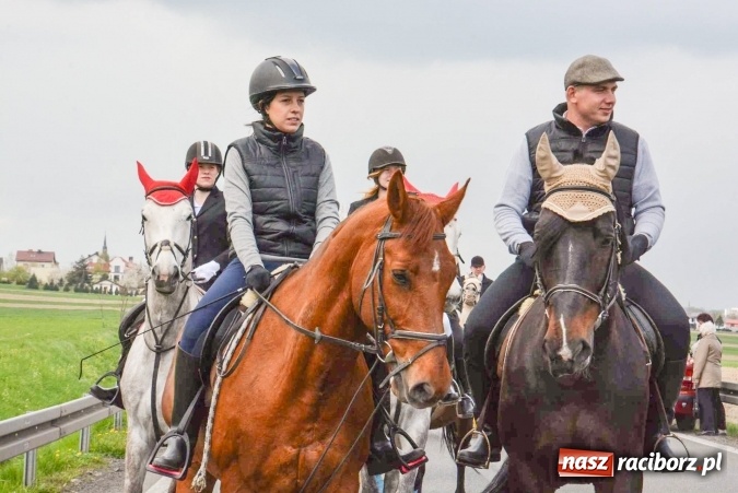 Zdjęcie w galerii na portalu naszraciborz.pl: Ponad setka koni na wielkanocnej procesji w Raciborzu-Sudole wiadomości z regionu