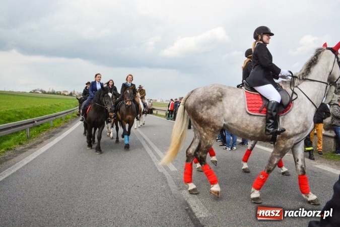 Zdjęcie w galerii na portalu naszraciborz.pl: Ponad setka koni na wielkanocnej procesji w Raciborzu-Sudole wiadomości z regionu