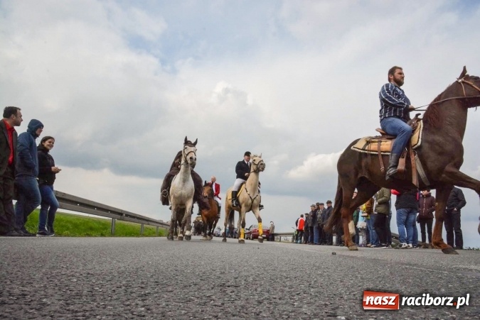 Zdjęcie w galerii na portalu naszraciborz.pl: Ponad setka koni na wielkanocnej procesji w Raciborzu-Sudole wiadomości z regionu