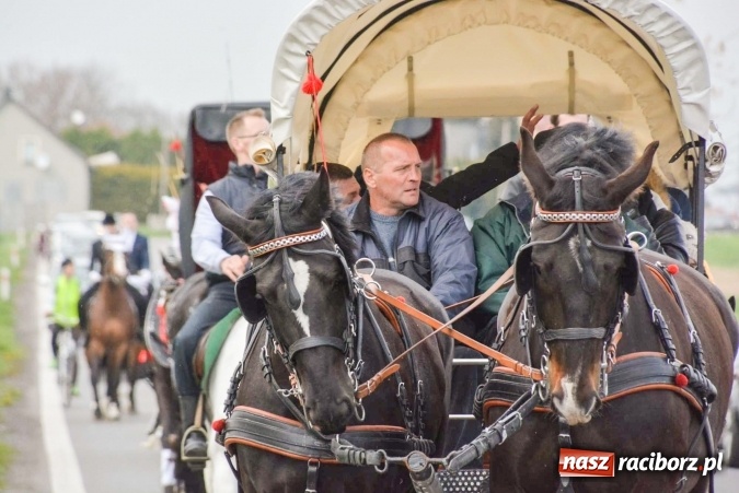 Zdjęcie w galerii na portalu naszraciborz.pl: Ponad setka koni na wielkanocnej procesji w Raciborzu-Sudole wiadomości z regionu