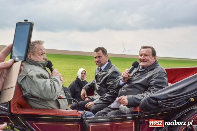 Zdjęcie w galerii na portalu naszraciborz.pl: Ponad setka koni na wielkanocnej procesji w Raciborzu-Sudole wiadomości z regionu