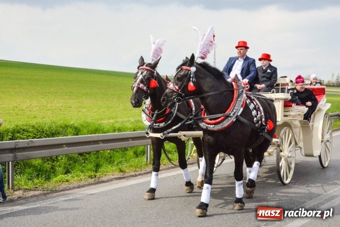 Zdjęcie w galerii na portalu naszraciborz.pl: Ponad setka koni na wielkanocnej procesji w Raciborzu-Sudole wiadomości z regionu